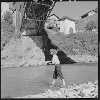 Frau mit Angelrute an Bach