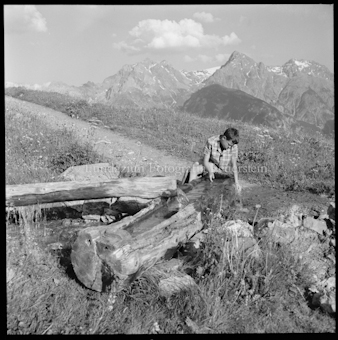 Motiv Sommer, Motta Naluns, Lischana, Holzbrunnen