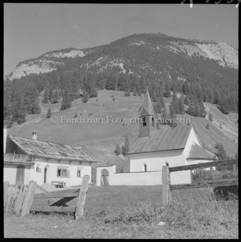 S-charl Dorfpartie Kirche und Haus Docta