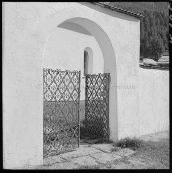 S-charl Gittertor, Kircheneingang