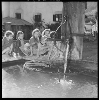 Scuol, Kinder am Dorfbrunnen