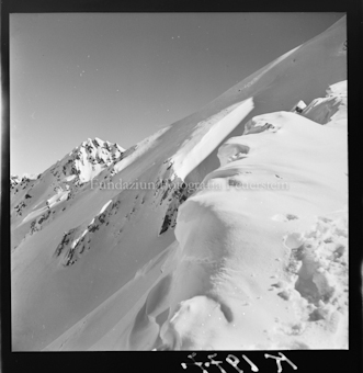 Winter Wächte am Grat des Piz Daint