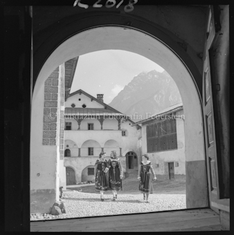 Engadinerinnen vor dem alten Kloster