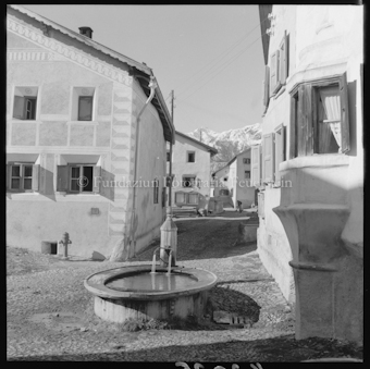 Guarda, Dorfplatz mit Brunnen