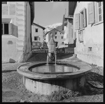 Guarda, Dorfplatz mit Brunnen