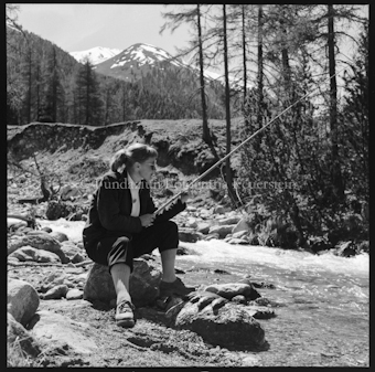 Frau am Fischen an Bach