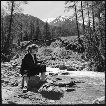 Frau am Fischen an Bach