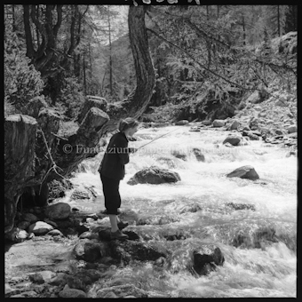 Frau am Fischen an Bach