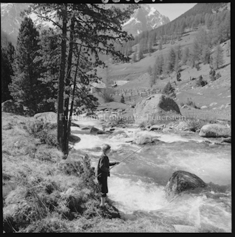 Frau am Fischen an Bach