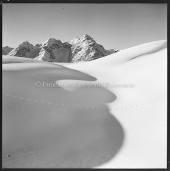 Schneelandschaft mit Berggipfeln