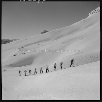Gruppe Alpinisten in verschneiter Berglandschaft