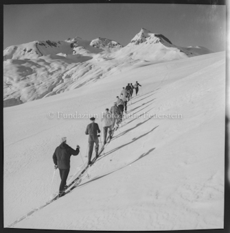 Gruppe Alpinisten in verschneiter Berglandschaft