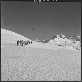 Gruppe Alpinisten in verschneiter Berglandschaft