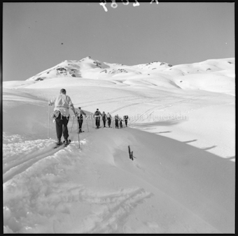 Gruppe Alpinisten in verschneiter Berglandschaft