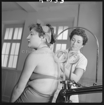 Frau erhält Rückenmassage von Maschine