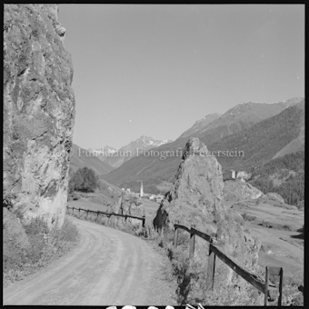 Ardez, Blick von Strasse Ftan auf Ruine Steinsberg