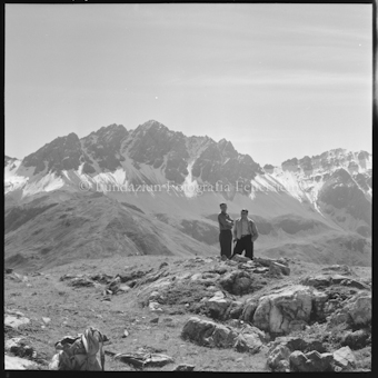 Zwei Männer in Berglandschaft