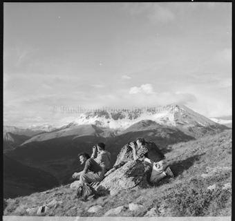 Zwei Männer und Frau sitzend