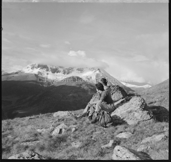 Zwei Männer und Frau sitzend