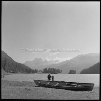 Person und Boot an See