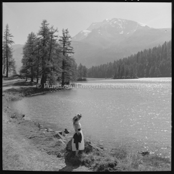 Frau an Seeufer stehend