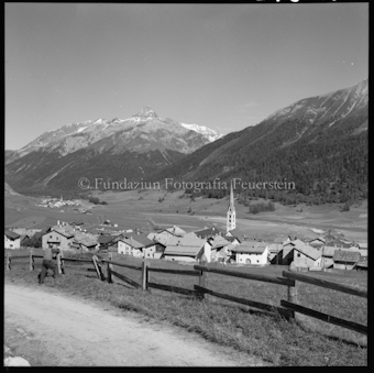 Dorfansicht mit Holzzaun