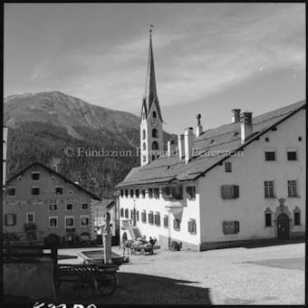 Wohnhaus und Kirchenturm