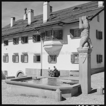 Brunnen, Fassade mit Erker