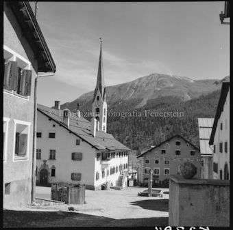 Wohnhäuser und Kirchenturm