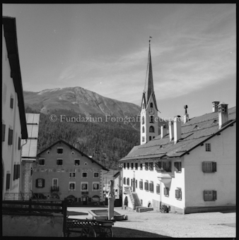 Wohnhaus und Kirchenturm