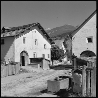 Dorfgasse mit Brunnen