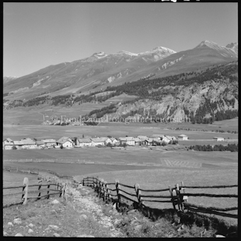 Weg richtung Dorf mit Holzzaun