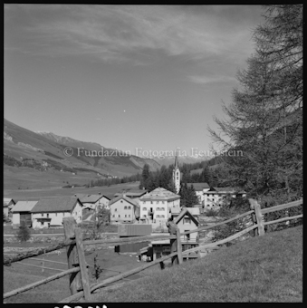 Dorfansicht mit Holzzaun