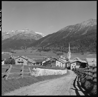 Weg richtung Dorf mit Holzzaun
