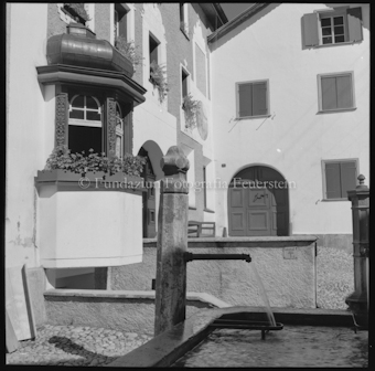 Häuserfassaden mit Erker nud Brunnen