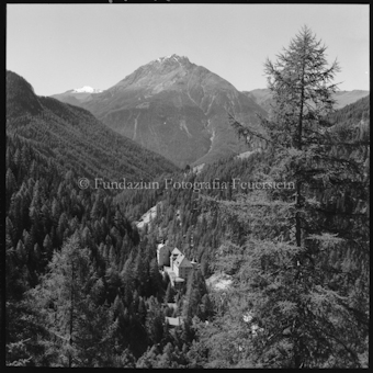 Bewaldetes Tal mit Kurhaus