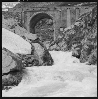 Bergbach mit Brücke