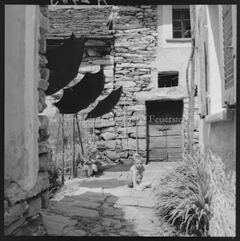 Knabe in Dorfgasse