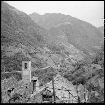 Tal mit Steindach und Kirchturm