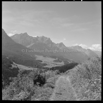 Blick von Ardez auf Schloss Tarasp und Fontana