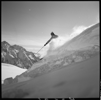 Skifahrer vor Berggipfel