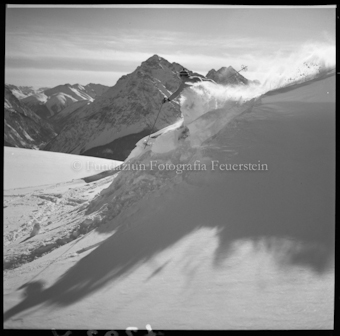 Skifahrer vor Berggipfel