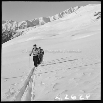Skifahrer in verschneiter Berglandschaft