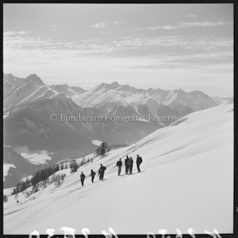 Skifahrer in verschneiter Berglandschaft