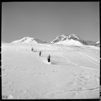 Skifahrer in verschneiter Berglandschaft