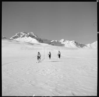Skifahrer in verschneiter Berglandschaft