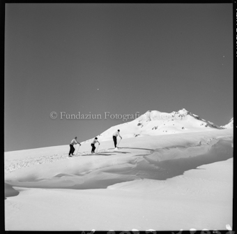 Skifahrer in verschneiter Berglandschaft