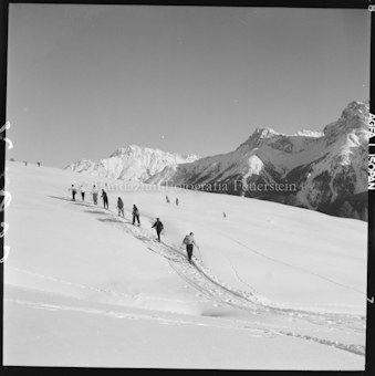 Skifahrer in verschneiter Berglandschaft