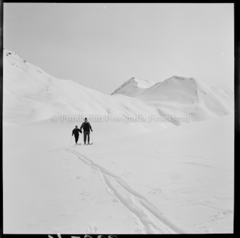 Zwei Skifahrer in verschneiter Berglandschaft