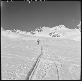 Alpinisten in verschneiter Berglandschaft